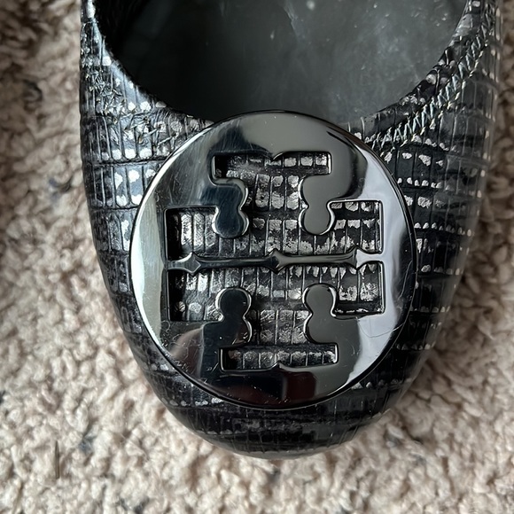 Tory Burch Reva Metal Logo Metallic Lizard flats in Pewter size 9 - Picture 11 of 12